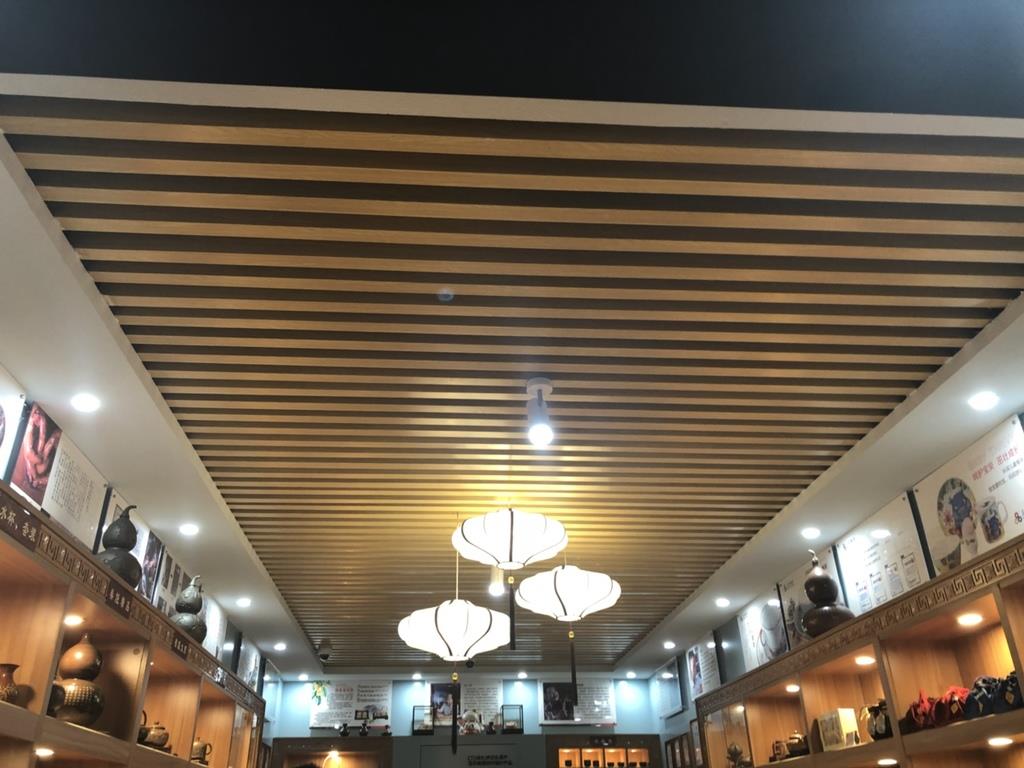 Lam tôn U40 ứng dụng ốp trần