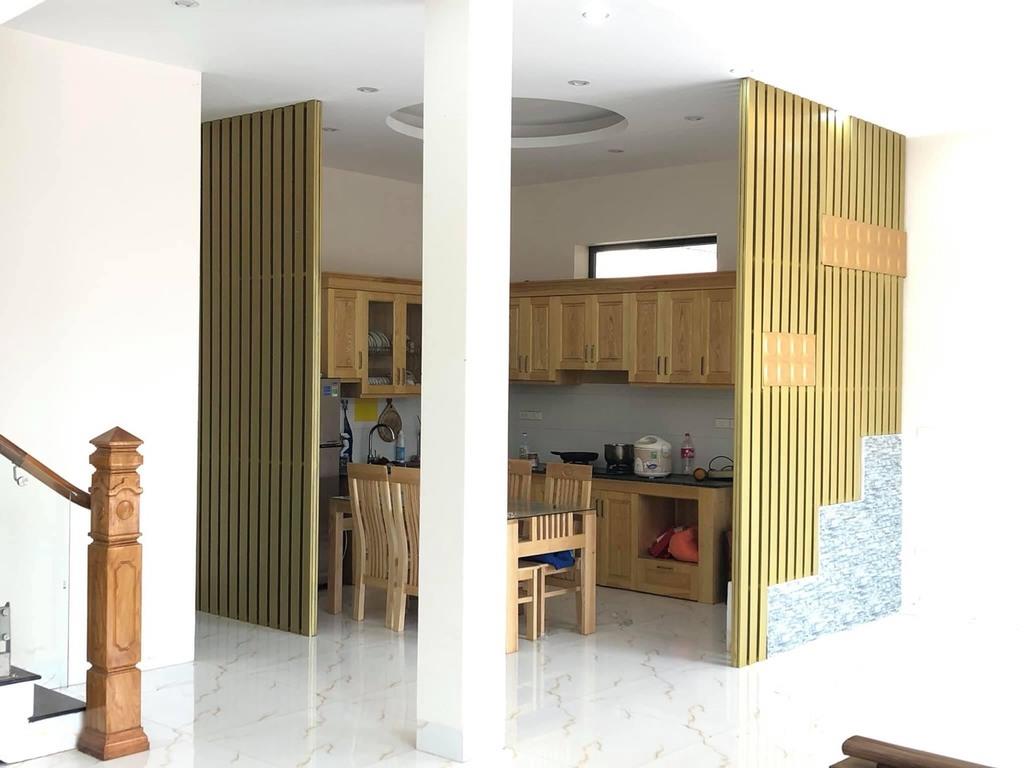 Ứng dụng Lam tôn L75 màu đồng ốp vách ngăn nhà bếp 